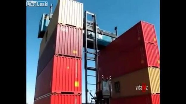 Многотонный контейнер рухнул