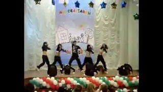 Школьники танцуют классный групповой танец