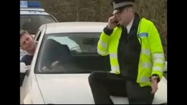 Розыгрыш – Полицейский прикалывается над автомобилистами