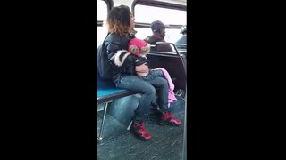 Чёрная женщина бросает ребёнка в автобусе