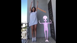 Прикольный танец с пришельцем