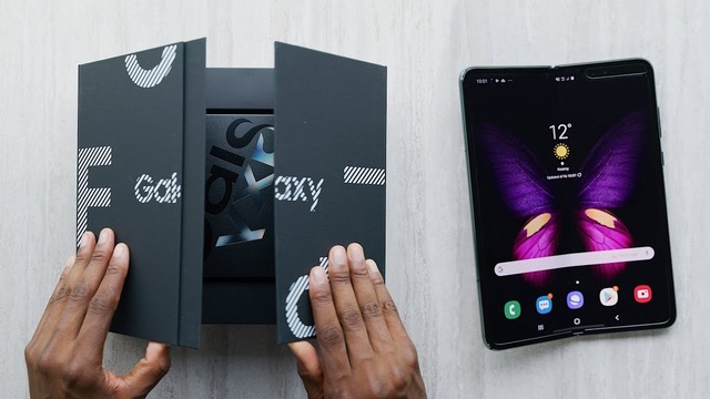 Samsung Galaxy Fold Unboxing: Magnets