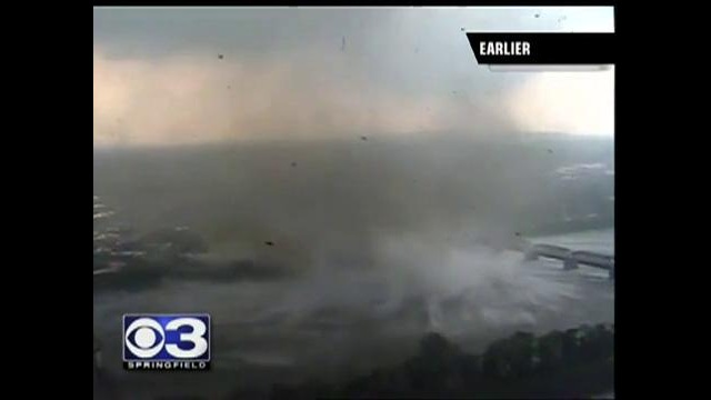 Торнадо вытягивает воду из реки