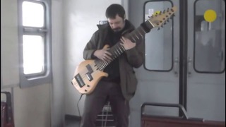 Басист-виртуоз играет соло в поезде