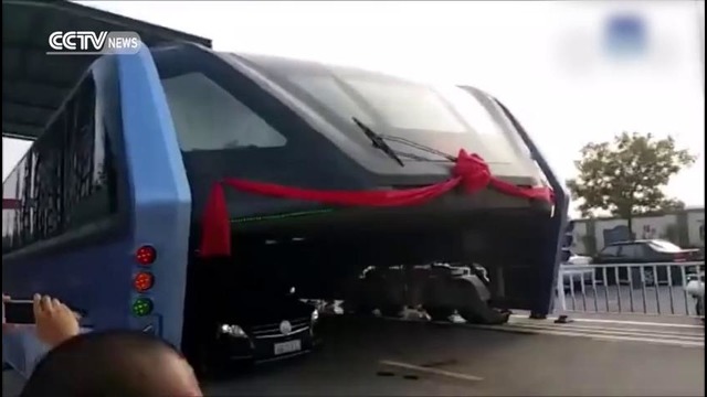 Китайцы испытали автобус, движущийся над автомобилями