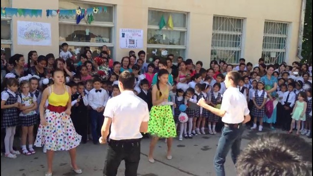 Танец на выпускной в школе No.5 города Ташкента