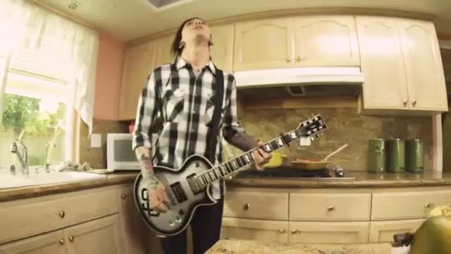 Pierce The Veil – Bulletproof Love (Official Music Video)