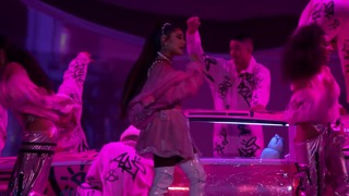 M: Ariana Grande – 7 rings (Live From The Billboard Music Awards / 2019)