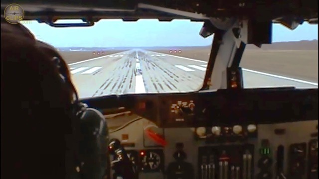 Мощный звук двигателей НАТОвского Боинга 707 на взлёте