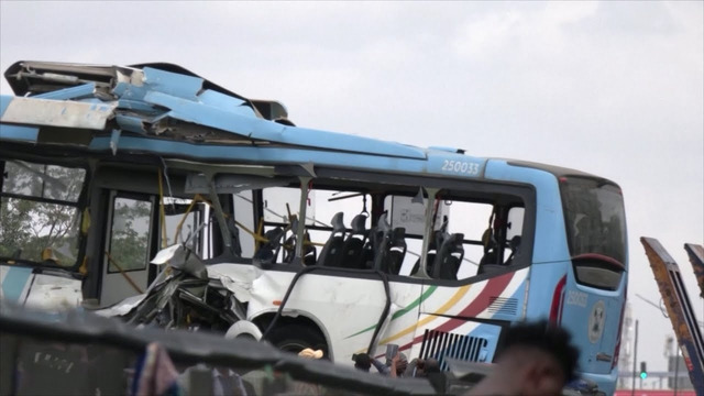 Поезд протаранил автобус с почти сотней пассажиров в Нигерии