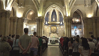 Верующие или туристы: храм Святого Семейства в Барселоне балансирует, чтобы довольны были все