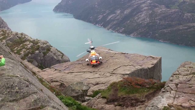 Вот как суровые норвежские мужики ломают скалы при помощи вертолётов