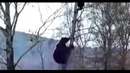 Медведь гонится за мужиком