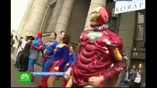 Супермен помогал горожанам выходить из трамвая