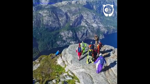 Прыжок с утеса Кьераг в Норвегии