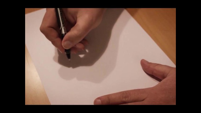 Человек-циркуль рисует идеальный круг от руки