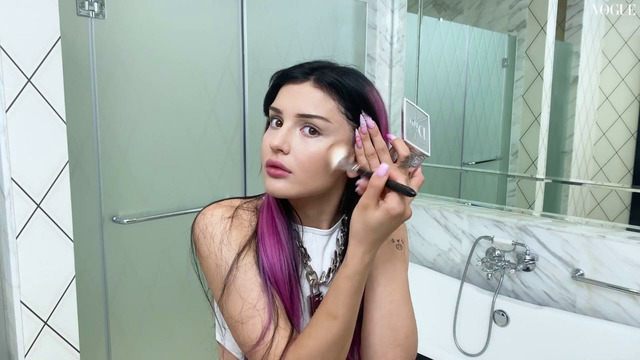 Дина Саева показывает макияж с акцентом на глаза | Vogue Россия