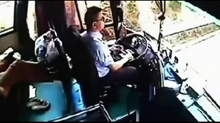 Китайский водитель спас автобус от катастрофы после травмы