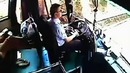 Китайский водитель спас автобус от катастрофы после травмы