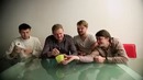 Парни пробуют специи