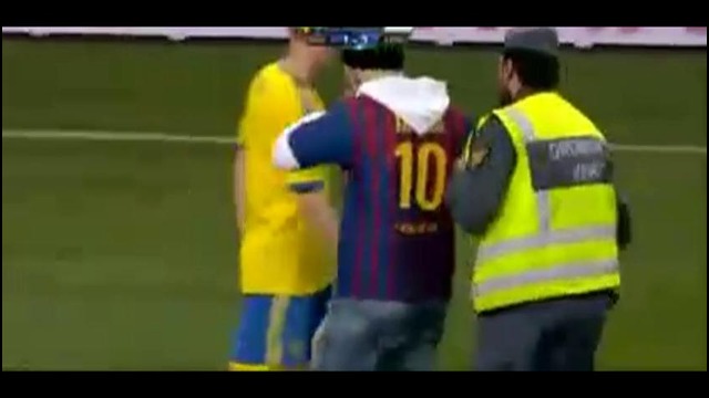 Фанат выбежал на поле поцеловал Messi