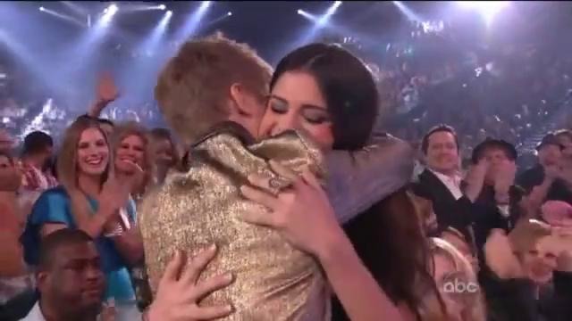 Selena and Justin kisses on Billboard Music Awards