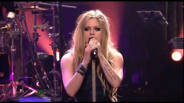 Avril Lavigne – Here’s To Never Growing Up (live)