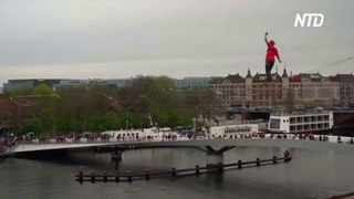 Слэклайнеры прошлись по 160-метровой стропе над каналом в Копенгагене