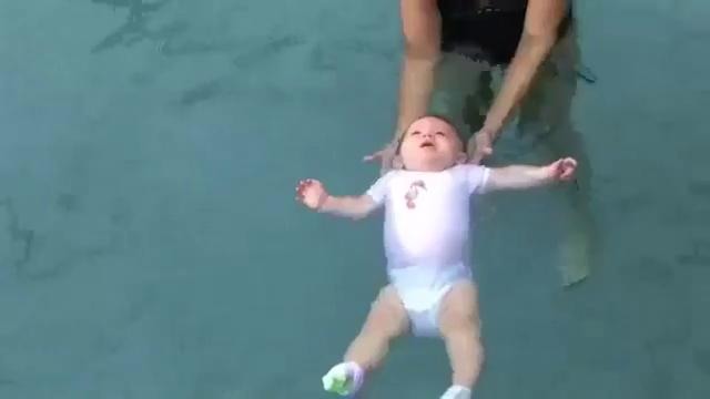 Ребенок учится плавать