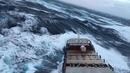 Топ 5 самых больших штормовых волн, попавших на видео