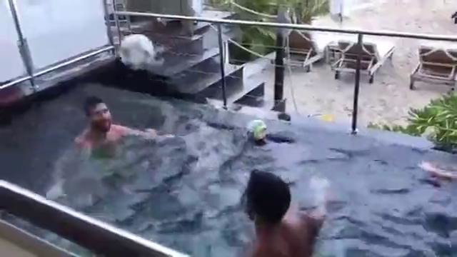Суарес и Месси играют в бассейне во время медового месяца Лео