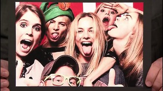 Margot Robbie Unknowingly Followed Prince Harry into a Photo Booth
