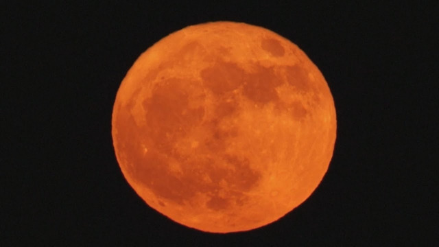 «Оленья Луна»: жители планеты полюбовались первым суперлунием года