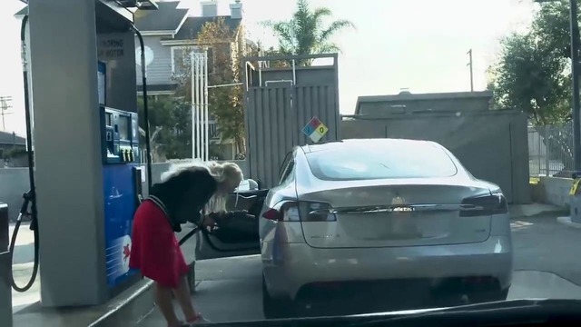 Блондинка пытается заправить Tesla бензином