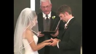 Невеста явно что-то приняла перед церемонией)