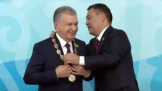 Саммит СНГ: Садыр Жапаров наградил Шавката Мирзиёева