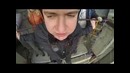 Парен забавно кричит