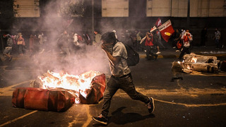 Тысячи иностранцев не могут покинуть Перу из-за жестоких протестов