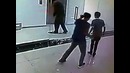 Головой разбил стеклянную дверь
