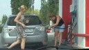 Две девушки на заправке)) Это просто умора