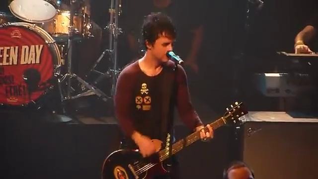 Green Day – Wake Me Up When September Ends (LIVE) 99 Revolutions Tour