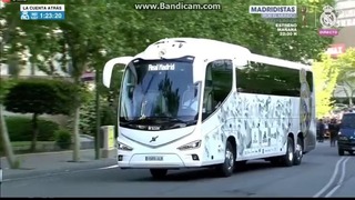 Как автобус Real Madrid пребывает на стадион Santiago Bernabeu