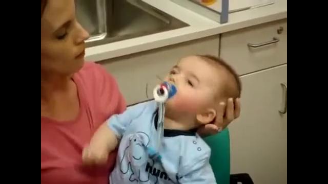 Ребёнок впервые слышит мамин голос