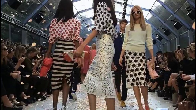 Показ мод Burberry вместе с iPhone 5S