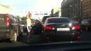 Мужик развлекает себя в пробке