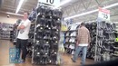 Парнишка прикалывается над посетителями магазина