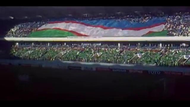 Флаг на пол стадиона в поддержку команды сборной Узбекистана (2 тайм)