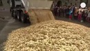 В Швейцарии деньги сыплют на улицы с грузовиков