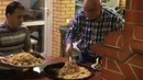 Тилль Линдеманн в ожидании узбекского плова