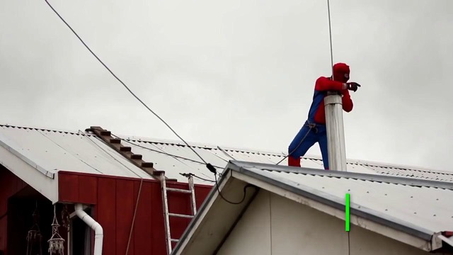 Супергерой, который работает на крыше. Трубочист в образе Человека-паука